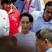 Liderka opozycji, Aung San Suu Kyi, 9 listopada opuszcza siedzibę swojej partii, która wygrała historyczne wybory
