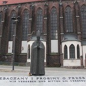  Wybitną postać i jej wkład w pojednanie polsko-niemieckie przypomina przechodniom pomnik kardynała na skwerze przed kościołem NMP na Piasku