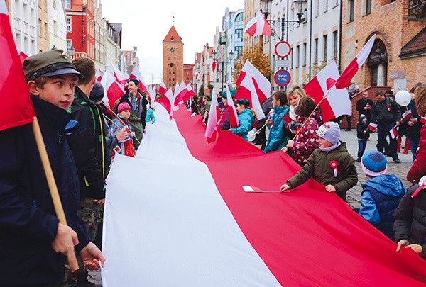 Długą na ponad 50 metrów biało-czerwoną flagę nieśli harcerze, uczniowie i małe dzieci