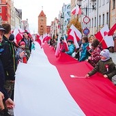 Długą na ponad 50 metrów biało-czerwoną flagę nieśli harcerze, uczniowie i małe dzieci