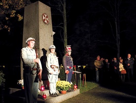 W czasie uroczystości poświęcenia monumentu wartę przy nim pełnili „legioniści” Marszałka Piłsudskiego