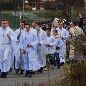 Relikwie błogosławionych wprowadzono do świątyni w uroczystej procesji