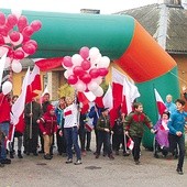  Chwilę później razem z uczestnikami biegu w niebo wystartowały  białe i czerwone balony