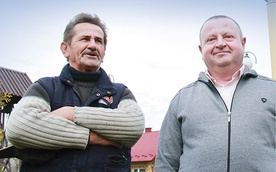 Krzysztof Bulanda i Mirosław Kot (z prawej) pamiętają czasy zmagania się o dom Boży