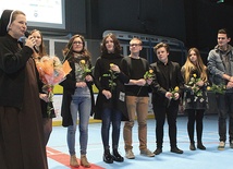  Siostra Daria Dobrowolska z młodymi aktorami podczas projekcji 14 listopada