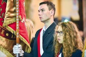  Wiele ze sztandarów organizacji kombatanckich jest dzisiaj w pieczy szkół