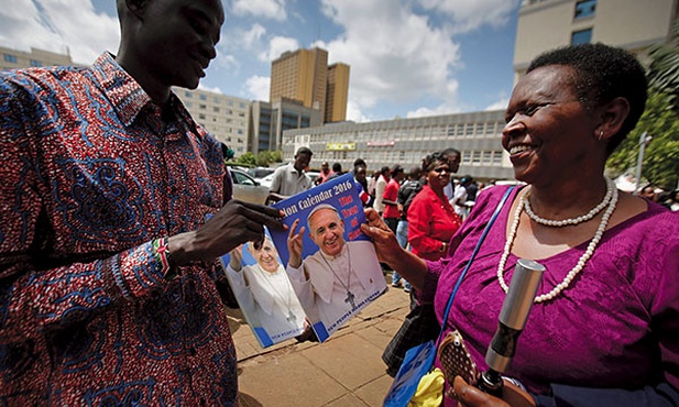 22.11.2015. Nairobi. Kenia. Wierni przed bazyliką Świętej Rodziny tuż przed pierwszą wizytą papieża Franciszka w Afryce. Ojciec święty odwiedza Kenię, Ugandę i Republikę Środkowej Afryki (od 25 do 30 listopada). 