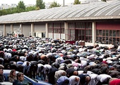 Centrum Paryża, muzułmanie modlą się na ulicy. 