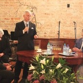 W dyskusji, którą poprowadził  ks. prof. I. Mroczkowski, wzięli udział (od lewej): Andrzej Lusawa, Marek Jurek, Witold Gadowski  i s. Bogusława Woźniak