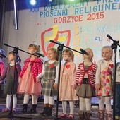 Na scenie zaprezentowały się zespoły szkolne i schole z terenu całej diecezji