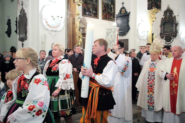 Wniesienie świecy jubileuszowej do bazyliki katedralnej w Łowiczu