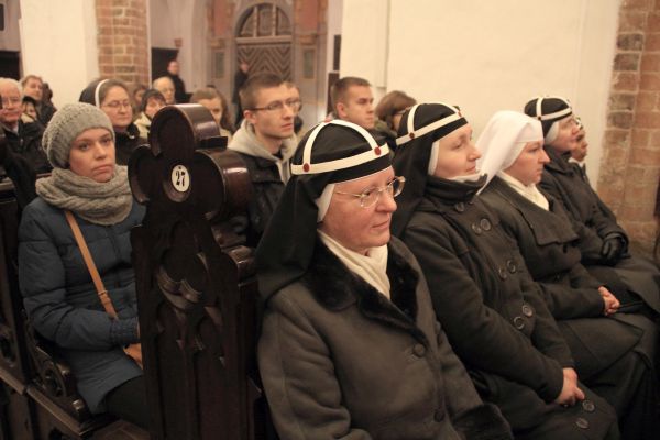 Powitanie symboli ŚDM i Eucharystia na rozpoczęcie Adwentu