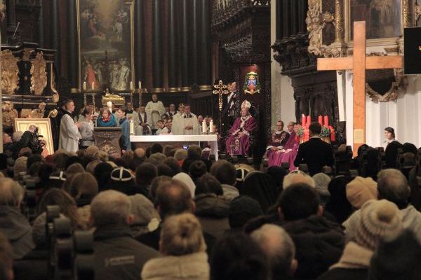 Powitanie symboli ŚDM i Eucharystia na rozpoczęcie Adwentu