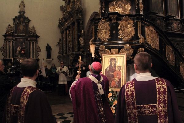 Powitanie symboli ŚDM i Eucharystia na rozpoczęcie Adwentu