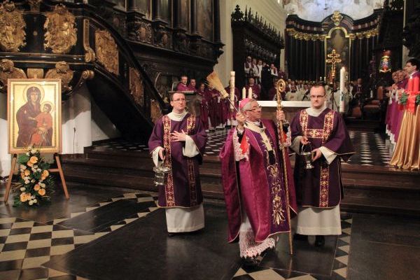 Powitanie symboli ŚDM i Eucharystia na rozpoczęcie Adwentu