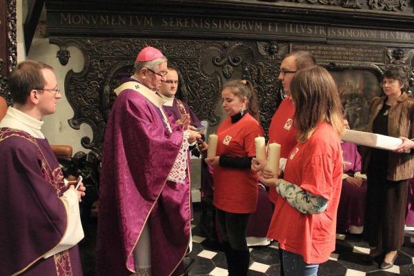 Powitanie symboli ŚDM i Eucharystia na rozpoczęcie Adwentu