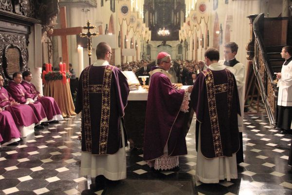 Powitanie symboli ŚDM i Eucharystia na rozpoczęcie Adwentu