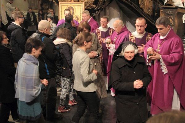 Powitanie symboli ŚDM i Eucharystia na rozpoczęcie Adwentu