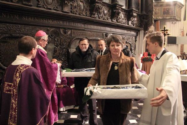 Powitanie symboli ŚDM i Eucharystia na rozpoczęcie Adwentu