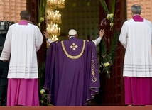 Papież otwiera bramę miłosierdzia