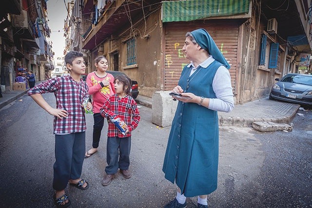 Siostra Juliette codziennie odwiedza jedną z najbiedniejszych dzielnic Bejrutu. Na ulicy żyje tu wiele osieroconych dzieci 