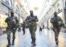 Uzbrojeni żołnierze strzegą bezpieczeństwa na ulicach Brukseli. Na kilka dni w mieście zamknięto placówki oświatowe, centra handlowe oraz metro 