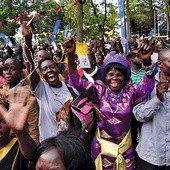 Entuzjastyczne powitanie papieża w Namugongo w Ugandzie