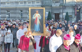 Powyżej: Mszę św. poprzedziła procesja z obrazem Jezusa Miłosiernego po ulicach Szprotawy