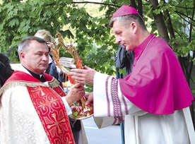 Ks. Zdzisław Grochal (na zdjęciu z bp. Romanem Pindlem) jako trzeci proboszcz w diecezji przyjmował znaki Bożego Miłosierdzia – obraz Jezusa Miłosiernego i relikwie Apostołów Miłosierdzia  