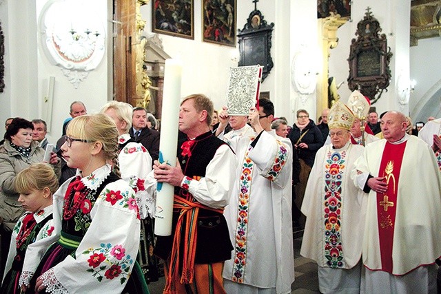 Wprowadzenie świecy jubileuszowej do bazyliki katedralnej w Łowiczu