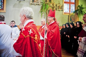 Biskup Piotr Libera z parafianami Lubowidza i siostrami sercankami dziękował za nową błogosławioną  matkę Klarę Szczęsną