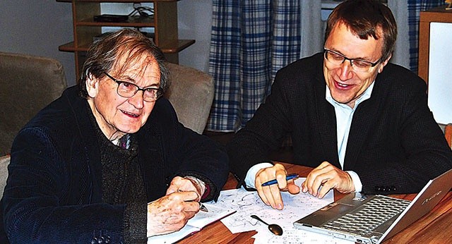  Sir Roger Penrose, wybitna postać świata nauki (z lewej), i fizyk Krzysztof Meissner, który wspiera czerwińską wspólnotę salezjańską, kiedy tylko może