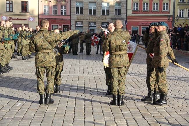 Zaprzysiężenie żołnierzy ochotników i wizyta ministra Macierewicza