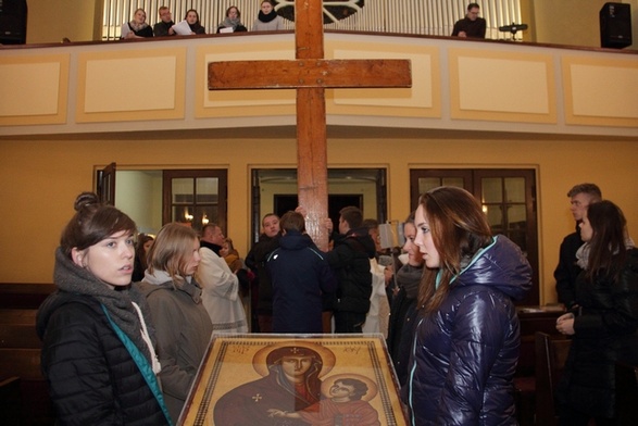 Symbole ŚDM zostały wniesione do kościoła Chrystusa Króla przez młodzież