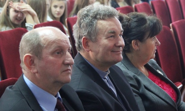 Prelegenci (od lewej) Marian Łakomski i ks. Marek Dziewiecki oraz przedstawiciel duszpasterstwa rodzin Małgorzata Górka