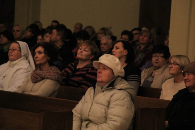 Nocne "Czuwanie charyzmatyczne" w Roku Miłosierdzia