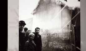 Fragment wystawy: gapie przyglądający się płonącej synagodze w Ober-Ramstadt (Hesja)