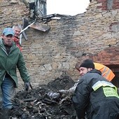 Mieszkańcy i przyjaciele „Barki” rok temu na pogorzelisku jednego z jej domów. Dzisiaj jest już odbudowany