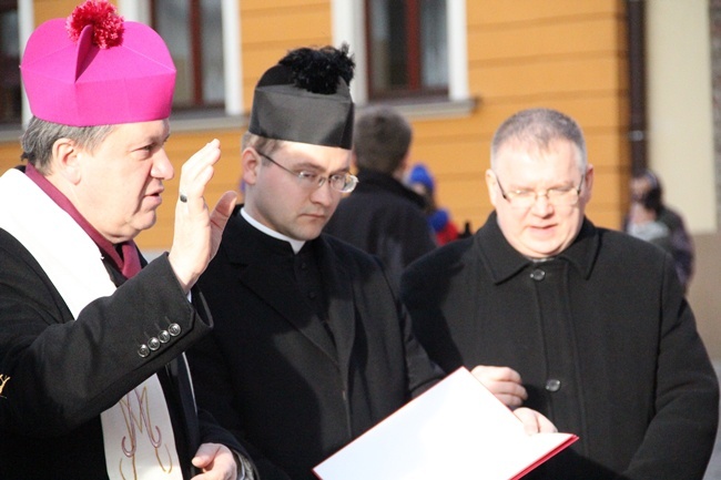 Poświęcenie nowych samochodów Caritas