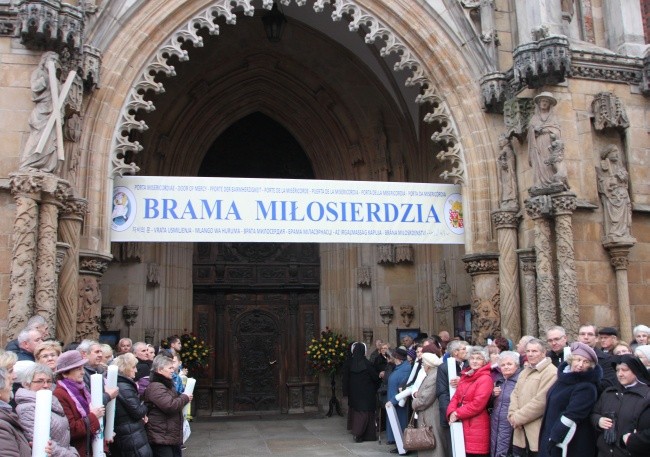 Kolejne Bramy Miłosierdzia stają otworem