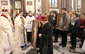 Abp Henryk Hoser błogosławi wizerunki Jezusa Miłosiernego przywiezione z kościołów stacyjnych diecezji