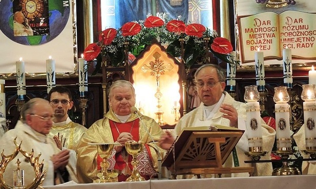 Biskup Tadeusz Rakoczy przewodniczył Mszy św. na powitanie Znaków Miłsoierdzia w Godziszce