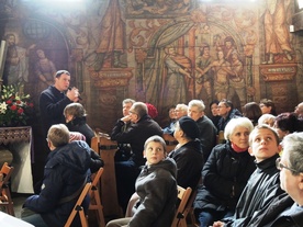 Ks. Grzegorz Klaja mówił o życiorysie św. Barbary i wyjaśniał tematykę polichromii przedstawiającej jej życie i męczeństwo