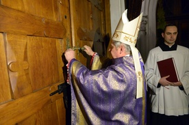 Bramę Miłosierdzia w radomskiej katedrze otworzył bp Henryk Tomasik