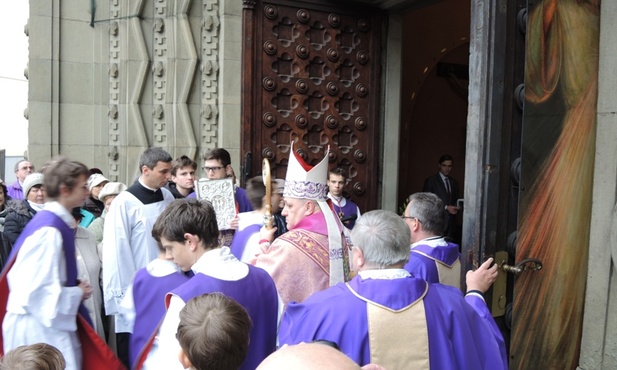 Za księdzem biskupem każdy mógł uroczyście przekroczyć Bramę Miłosierdzia w Bielsku-Białej