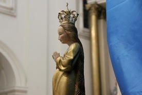 Figura Matki Bożej w kościele seminaryjnym w Warszawie