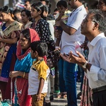 Przed zbudowaną na przykościelnym placu grotą maryjną właściwie przez cały dzień, w piątek, sobotę czy niedzielę, modlą się ludzie. Wśród nich można spotkać wielu  przybyszów z Indii 