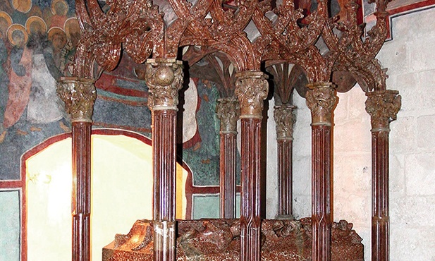 Kazimierz Jagiellończyk spoczywa w jednym  z najpiękniejszych grobowców w katedrze na Wawelu. W czerwonym marmurze wyrzeźbił go sam Wit Stwosz