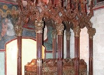 Kazimierz Jagiellończyk spoczywa w jednym  z najpiękniejszych grobowców w katedrze na Wawelu. W czerwonym marmurze wyrzeźbił go sam Wit Stwosz
