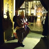 Bp Henryk Tomasik otworzył bramę jubileuszu w katedrze i przeszedł przez nią w podmuchach silnego wiatru